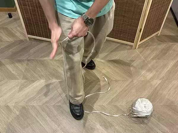 「災害時に使えるビニール紐　ハサミを使わずに20秒で切れる方法が「簡単」」の画像