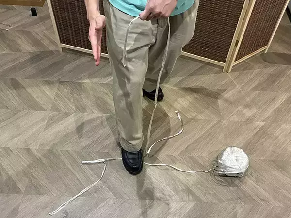 「災害時に使えるビニール紐　ハサミを使わずに20秒で切れる方法が「簡単」」の画像