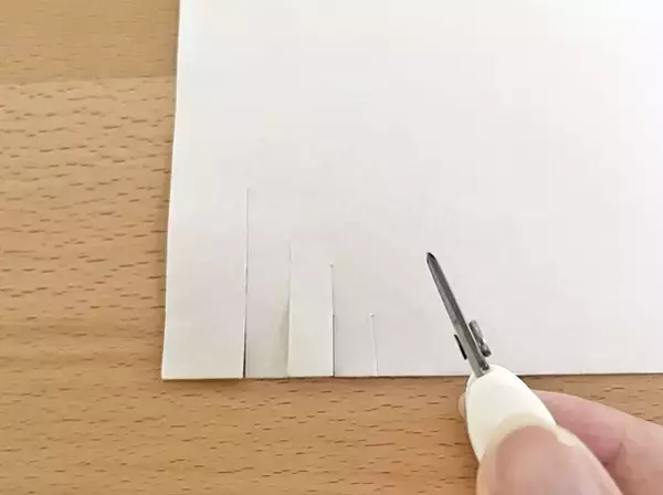 「【100均グッズ】まさかこんなに出番が！　ダイソーのミニハサミは外出の必需品だった」の画像