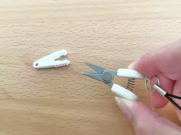 「【100均グッズ】まさかこんなに出番が！　ダイソーのミニハサミは外出の必需品だった」の画像