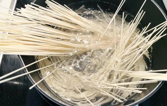 そうめんをゆでた後に？　まさかの味つけに、夫が「驚いたけどおいしい！」【15分レシピ】