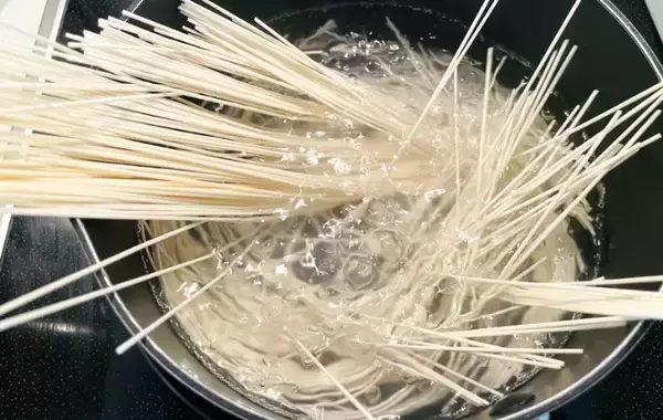 「そうめんをゆでた後に？　まさかの味つけに、夫が「驚いたけどおいしい！」【15分レシピ】」の画像