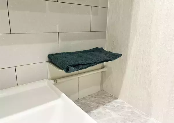 「洗面台横に「つっぱり棒」を密着させて設置　1分で『簡易棚』を作る収納ワザが便利！」の画像
