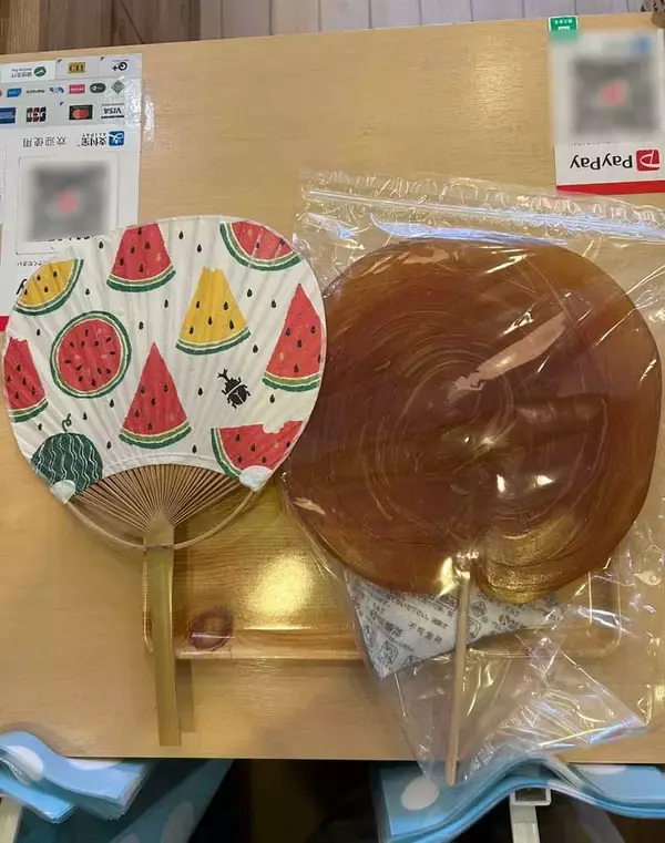 「「手首が鍛えられそう」「発想が豊か」　スイカ柄のうちわの横に、あったのが…？」」の画像