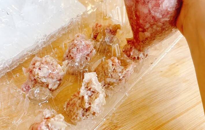 捨てないで！　卵パックを再利用したら…　料理の仕込みが一瞬で完成する！