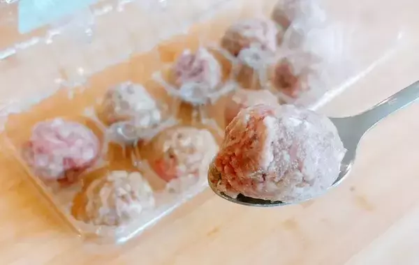 「捨てないで！　卵パックを再利用したら…　料理の仕込みが一瞬で完成する！」の画像