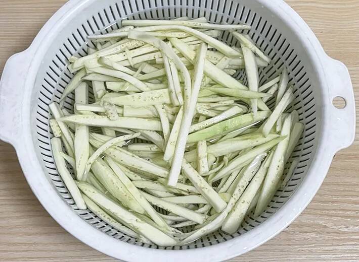 「そうめんみたい」「つるんとしてる」　ナスを千切りにしてゆでた結果が、こちら