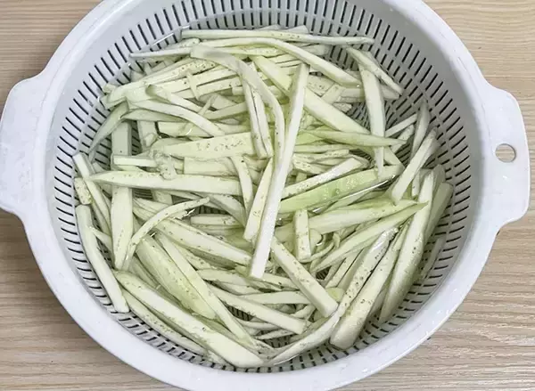 「「そうめんみたい」「つるんとしてる」　ナスを千切りにしてゆでた結果が、こちら」の画像