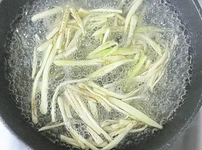 「そうめんみたい」「つるんとしてる」　ナスを千切りにしてゆでた結果が、こちら