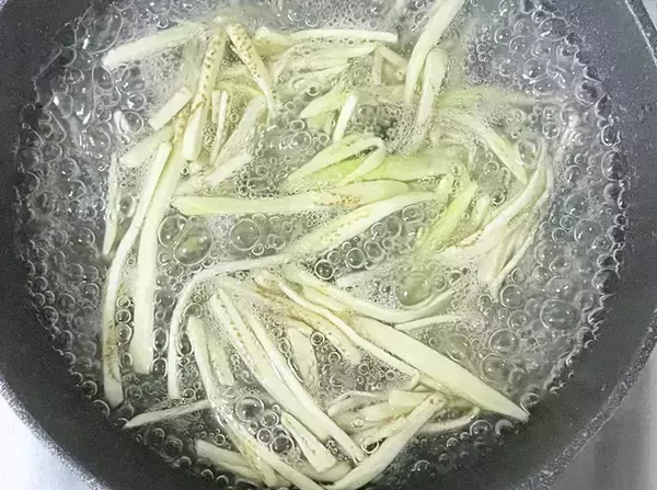 「「そうめんみたい」「つるんとしてる」　ナスを千切りにしてゆでた結果が、こちら」の画像