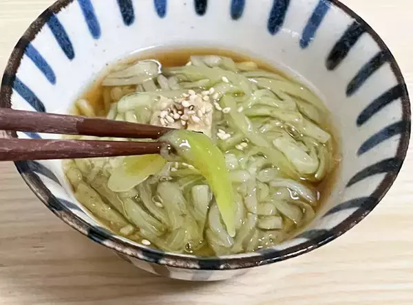 「「そうめんみたい」「つるんとしてる」　ナスを千切りにしてゆでた結果が、こちら」の画像