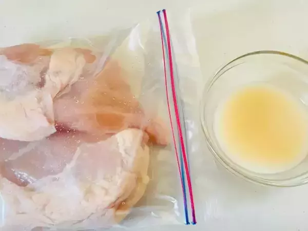 鶏むね肉が変わる『大さじ3杯』　味つけに10分漬けると「全然パサつかない」