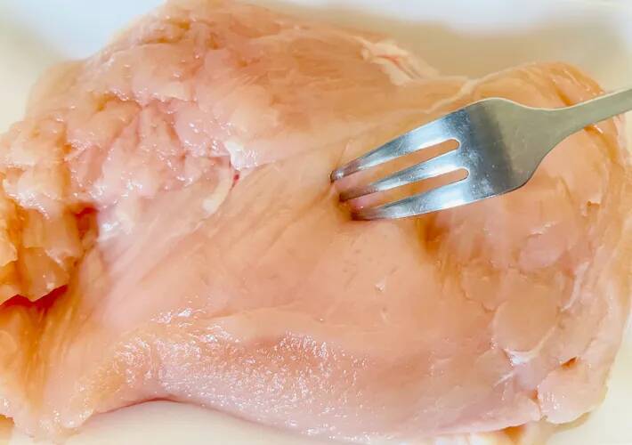鶏むね肉が変わる『大さじ3杯』　味つけに10分漬けると「全然パサつかない」
