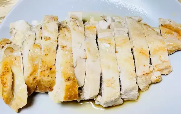 「鶏むね肉が変わる『大さじ3杯』　味つけに10分漬けると「全然パサつかない」」の画像