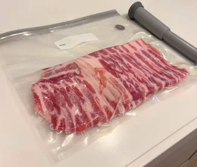 ダイソーの『真空ポンプ』を買って検証！　食材が半分の厚みになるアイテムが超便利