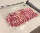 「ダイソーの『真空ポンプ』を買って検証！　食材が半分の厚みになるアイテムが超便利」の画像6