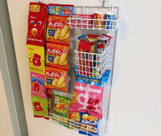『ワイヤーネットかご』を深さ別に使い分け　お菓子収納に110円アイテムを活用した結果？