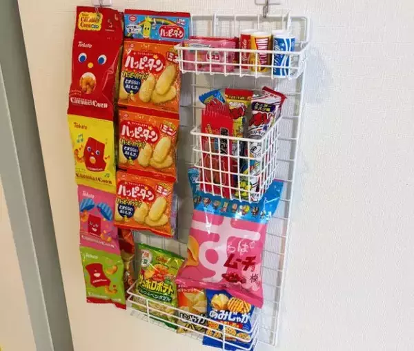 「『ワイヤーネットかご』を深さ別に使い分け　お菓子収納に110円アイテムを活用した結果？」の画像