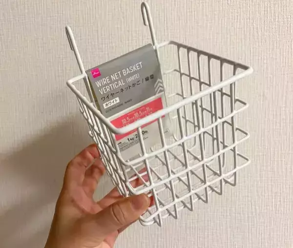 「『ワイヤーネットかご』を深さ別に使い分け　お菓子収納に110円アイテムを活用した結果？」の画像