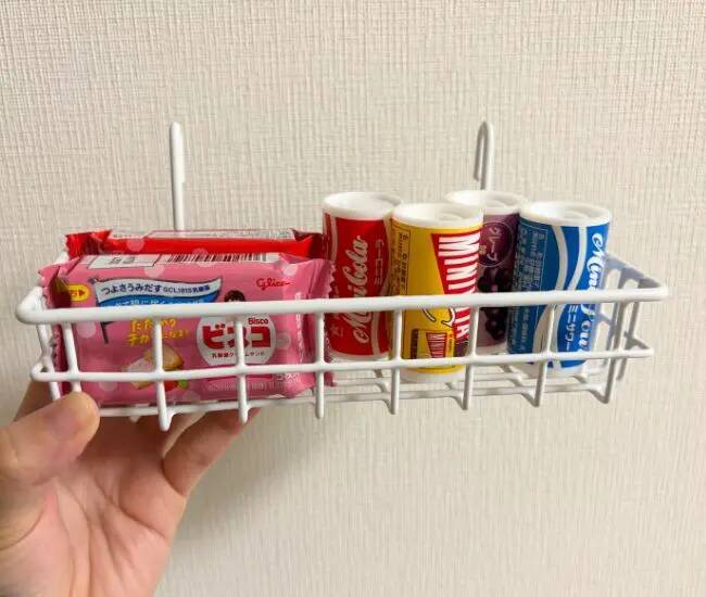 『ワイヤーネットかご』を深さ別に使い分け　お菓子収納に110円アイテムを活用した結果？