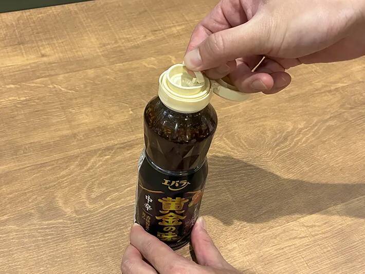 タレの中栓を『ななめ45度』で引くと？　エバラが勧める開け方を試してみた