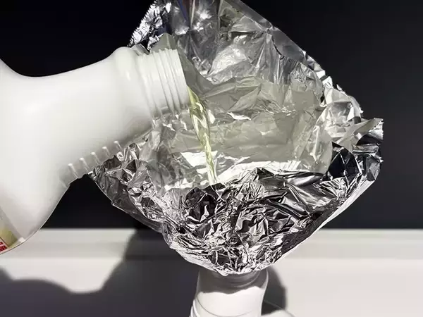 「アルミホイルを2回折りたたむと…　詰め替えがラクになる『1分ワザ』」の画像
