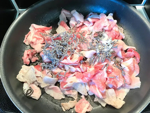 パック肉と塩こんぶを炒めて…　できた簡単おかずが「食卓に出した瞬間、消えた！」