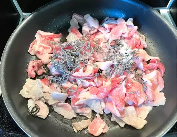 「パック肉と塩こんぶを炒めて…　できた簡単おかずが「食卓に出した瞬間、消えた！」」の画像