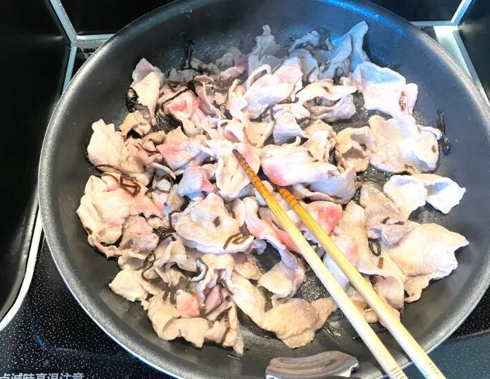 パック肉と塩こんぶを炒めて…　できた簡単おかずが「食卓に出した瞬間、消えた！」