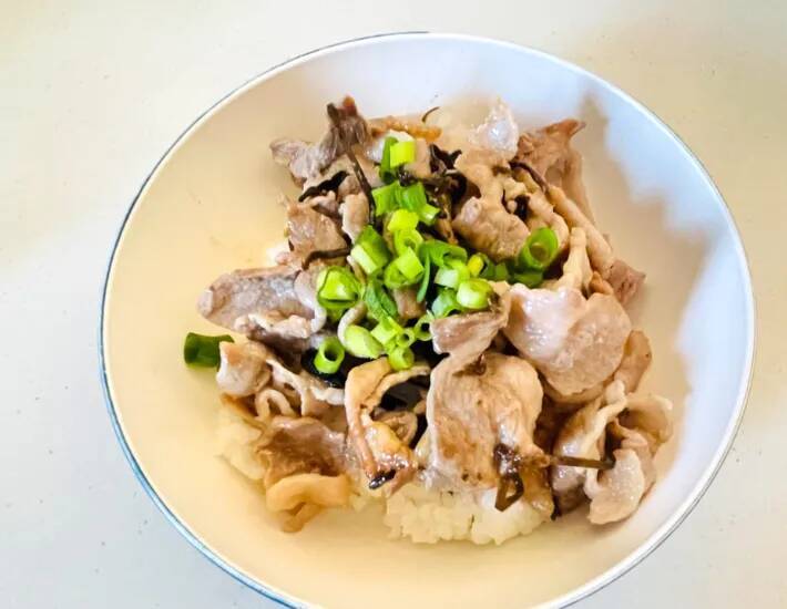 パック肉と塩こんぶを炒めて…　できた簡単おかずが「食卓に出した瞬間、消えた！」