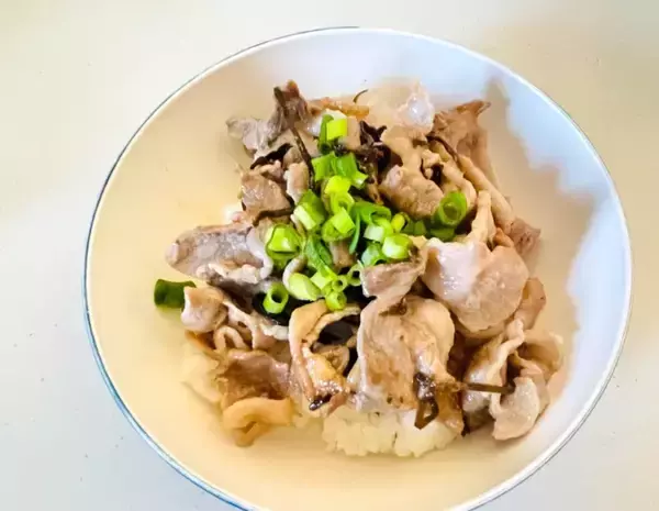 「パック肉と塩こんぶを炒めて…　できた簡単おかずが「食卓に出した瞬間、消えた！」」の画像