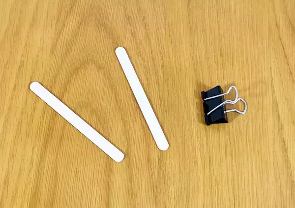 「ダブルクリップに『アイスの棒』を接着すると？　3分で作れる“お役立ちグッズ”が、かなり有能！」の画像