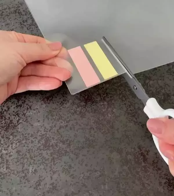 「クリアファイルに付箋を入れて…　できたものに「一石二鳥ですね！」」の画像