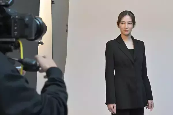 「北川景子、2026年の目標を聞かれて…？　黒ジャケット姿でCMに出演へ【インタビューアリ】」の画像