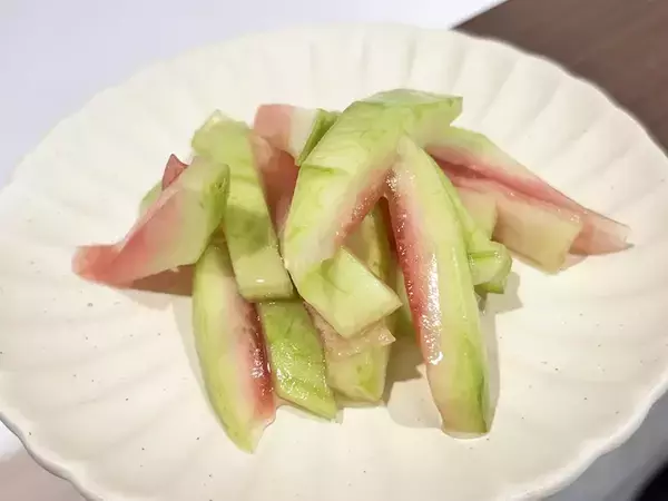 スイカを食べたら『皮』は取っておいて！　ジッパー袋に入れて30分後…「夏にぴったり」「もう捨てない！」