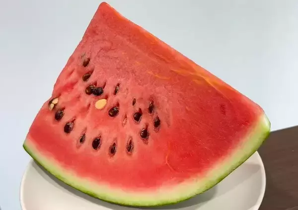 「スイカを食べたら『皮』は取っておいて！　ジッパー袋に入れて30分後…「夏にぴったり」「もう捨てない！」」の画像