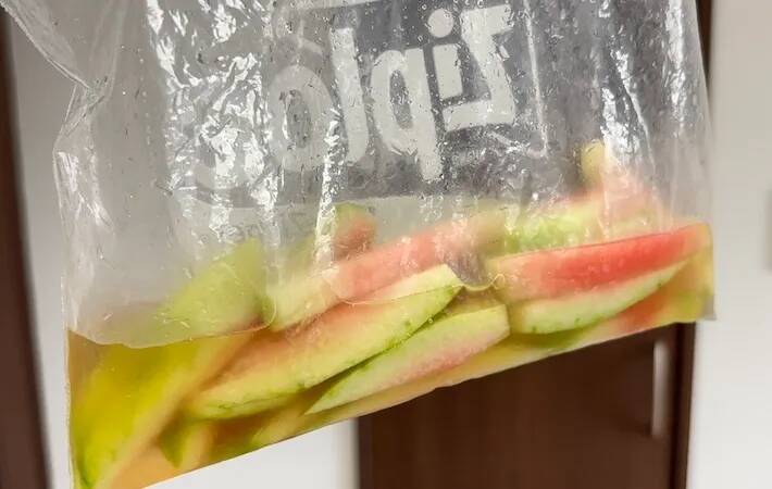スイカを食べたら『皮』は取っておいて！　ジッパー袋に入れて30分後…「夏にぴったり」「もう捨てない！」