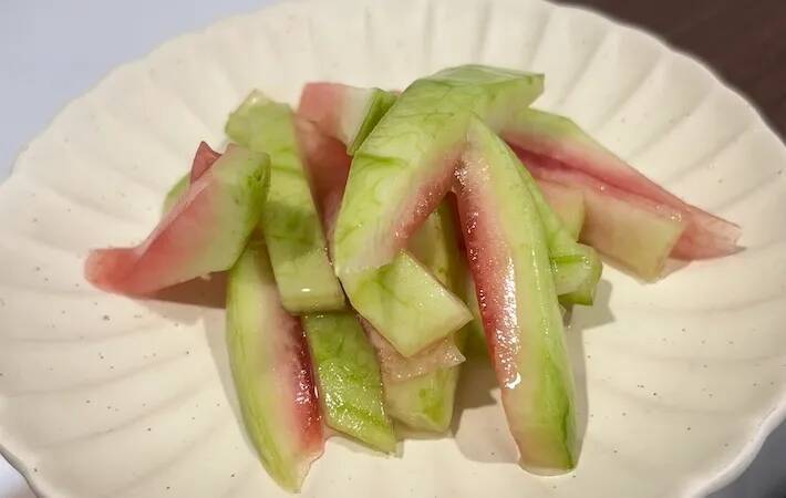 スイカを食べたら『皮』は取っておいて！　ジッパー袋に入れて30分後…「夏にぴったり」「もう捨てない！」