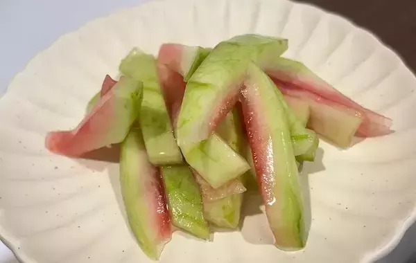 「スイカを食べたら『皮』は取っておいて！　ジッパー袋に入れて30分後…「夏にぴったり」「もう捨てない！」」の画像