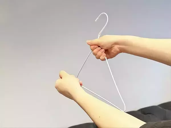 「針金ハンガーを両手で曲げたら…　2ステップでできる活用法に「便利！」」の画像