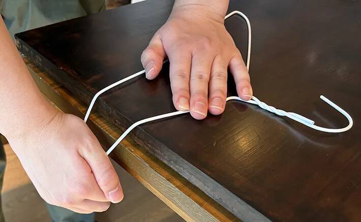 ハンガーが便利な『シューズラック』として使える！　5分で完成する作り方がこちら