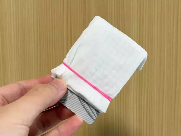 ポイントカードに輪ゴムでシートを巻きつけると？　便利な『お掃除アイテム』に変身した！