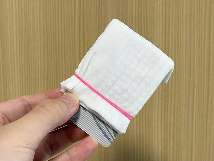ポイントカードに輪ゴムでシートを巻きつけると？　便利な『お掃除アイテム』に変身した！