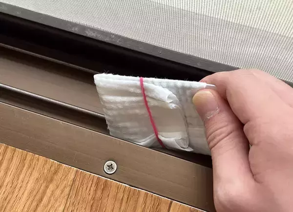 「ポイントカードに輪ゴムでシートを巻きつけると？　便利な『お掃除アイテム』に変身した！」の画像