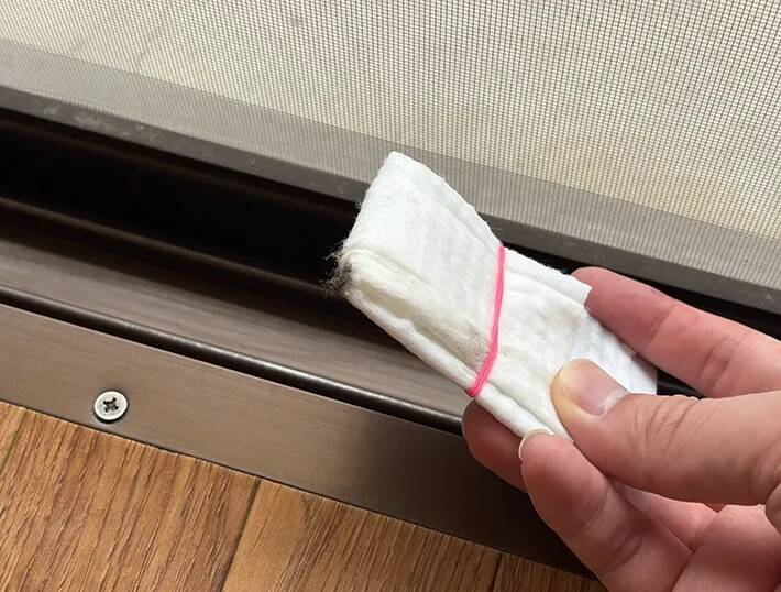 ポイントカードに輪ゴムでシートを巻きつけると？　便利な『お掃除アイテム』に変身した！