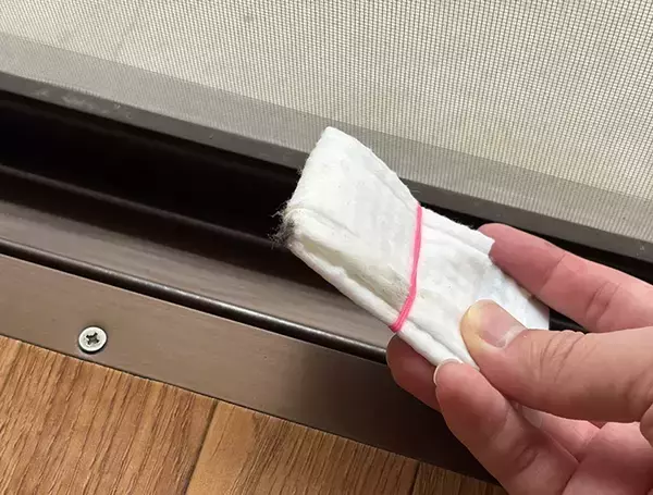 「ポイントカードに輪ゴムでシートを巻きつけると？　便利な『お掃除アイテム』に変身した！」の画像
