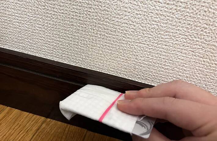 ポイントカードに輪ゴムでシートを巻きつけると？　便利な『お掃除アイテム』に変身した！