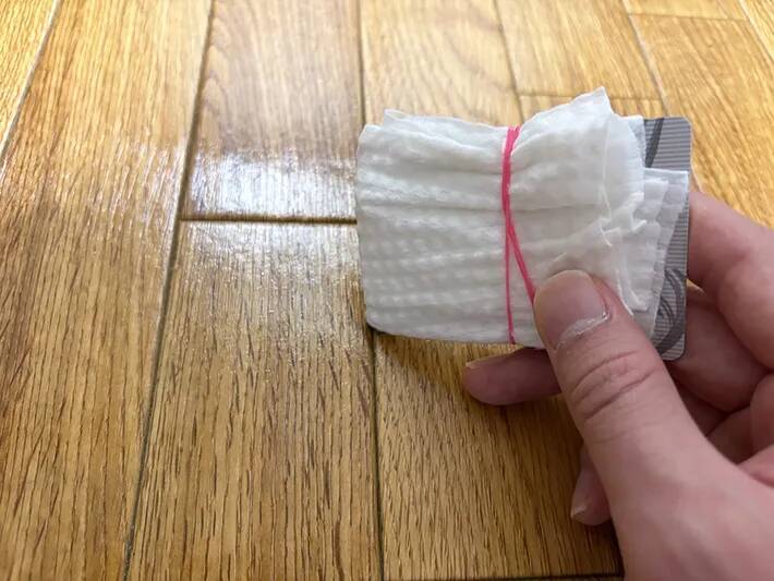 ポイントカードに輪ゴムでシートを巻きつけると？　便利な『お掃除アイテム』に変身した！