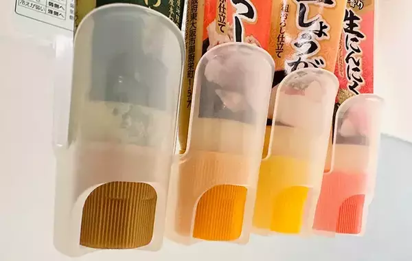 「100均の薬味チューブホルダーを水切りラックに引っかけるだけ！　洗い物が快適になって「めっちゃ助かる！」」の画像