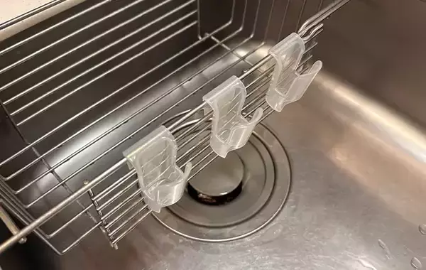 「100均の薬味チューブホルダーを水切りラックに引っかけるだけ！　洗い物が快適になって「めっちゃ助かる！」」の画像